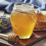 مقایسه درمانی عسل اویشن بهارنارنج و گون برای تقویت سیستم ایمنی